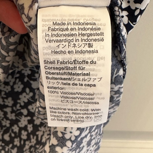 J. Crew Re-Imagined Women’s Ditsy Floral V-Neck Flutter Sleeve Top Size XS - Picture 10 of 14